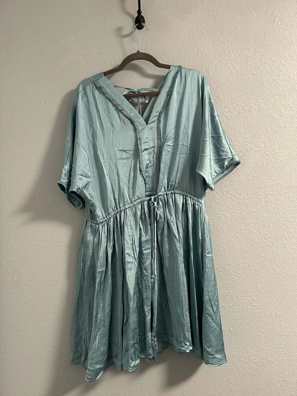 Easel Dress Size L Blue Satin V-Neck Short Sleeve Babydoll